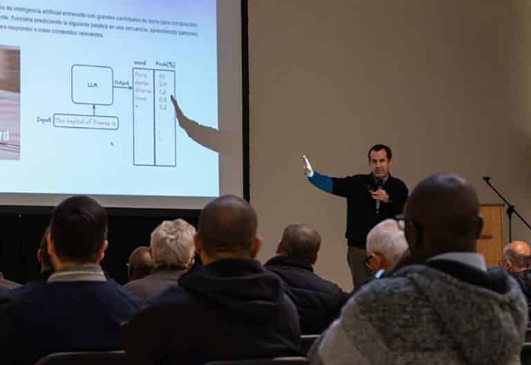 El cardenal Chomali, ante la IA: “Mientras más avance, más importante va a ser humanizar el