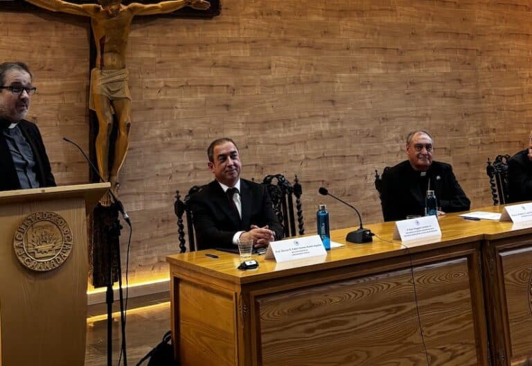 El arzobispo de Granada pide a las universidades católicas evitar “ser fábricas expendedoras de