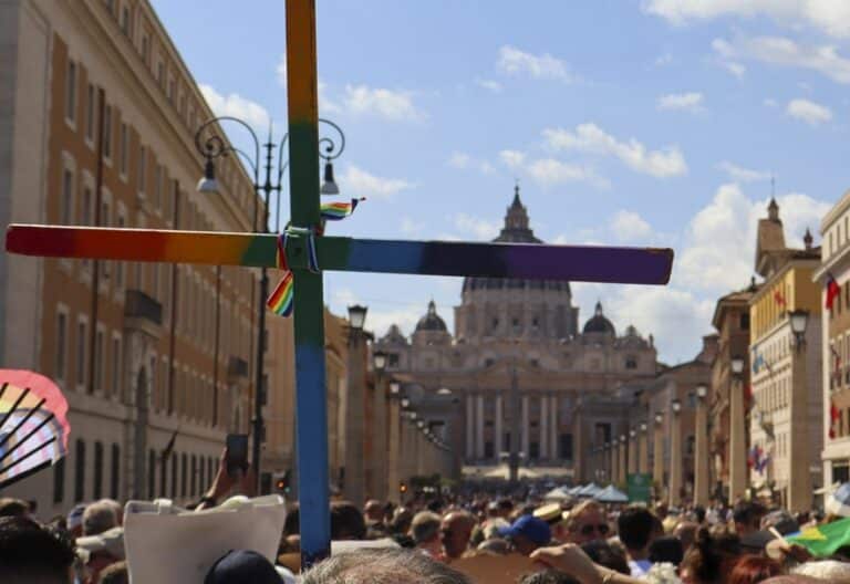 CIUDAD DEL VATICANO (VATICANO), 06/09/2025.- Los católicos LGTBIQ+ atraviesan este sábado la