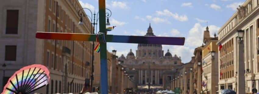 CIUDAD DEL VATICANO (VATICANO), 06/09/2025.- Los católicos LGTBIQ+ atraviesan este sábado la