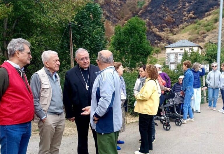 El obispo de León: “Ante la catástrofe de los incendios hay que olvidarse de colores políticos