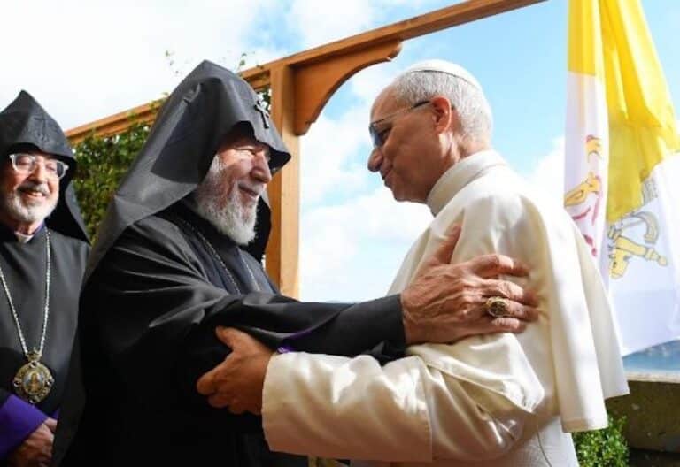 León XIV se va (de nuevo) a Castel Gandolfo y recibe al ‘papa’ armenio