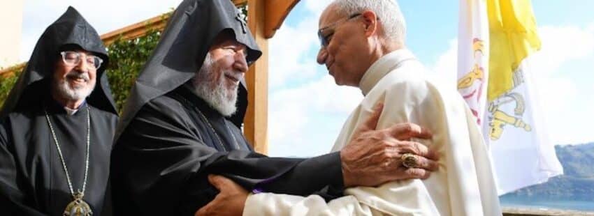 León XIV se va (de nuevo) a Castel Gandolfo y recibe al ‘papa’ armenio