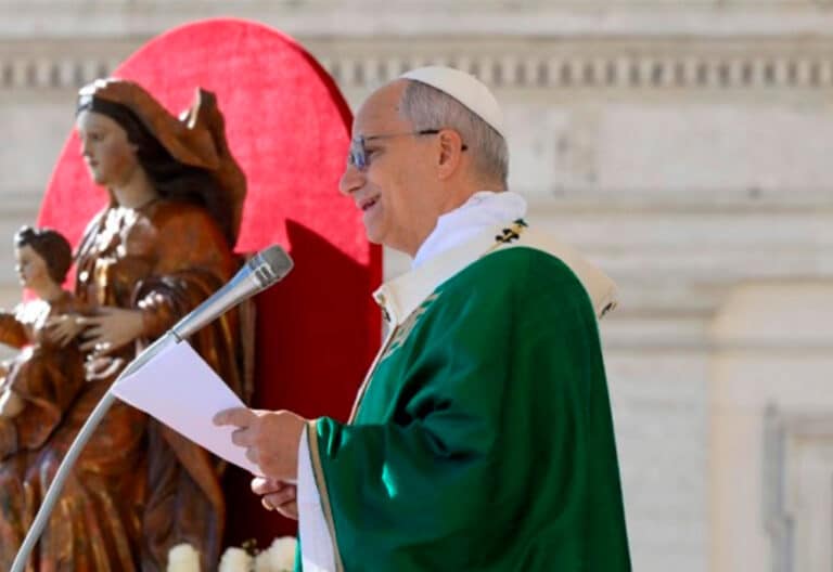 León XIV a los catequistas en el ángelus: “¡Gracias por vuestro servicio a la Iglesia!”