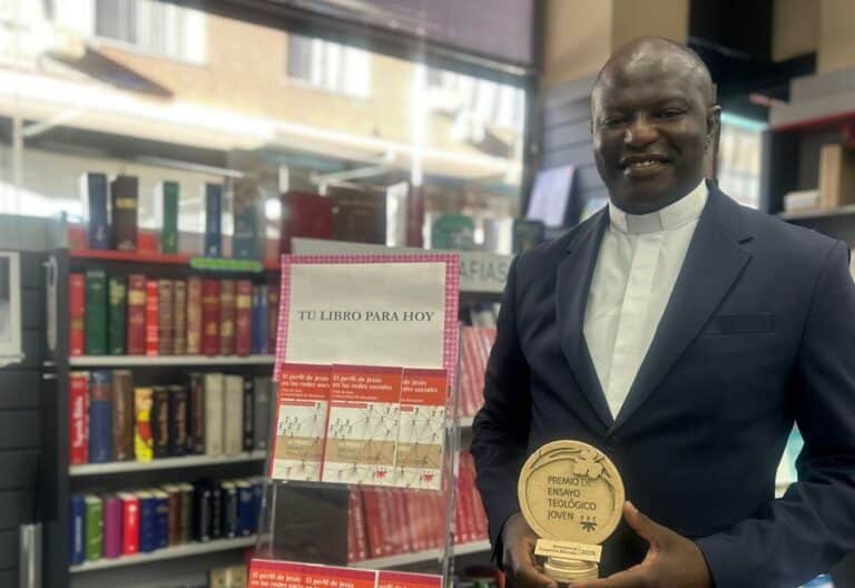 El ganador del VII Premio de Ensayo Teológico Joven, Emmanuel Lwamba Bilnda