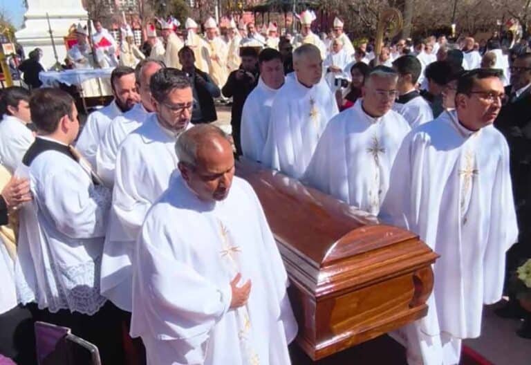 Una multitud despidió al obispo Alejandro Goic en Rancagua