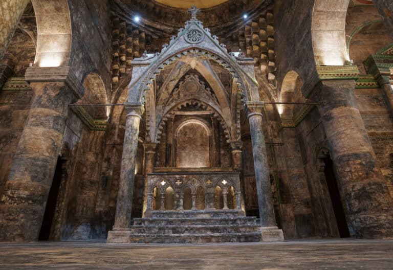 Interior de la iglesia de la Inmaculada Concepción de Mosul, una vez restaurada
