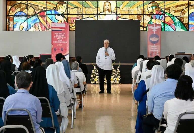 Arzobispo en asamblea de la vida consagrada