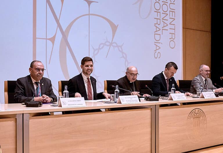 El arzobispo de Valencia alerta a los cofrades del riesgo de la “secularización interna de la