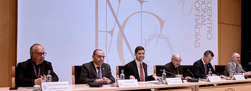 El arzobispo de Valencia alerta a los cofrades del riesgo de la “secularización interna de la