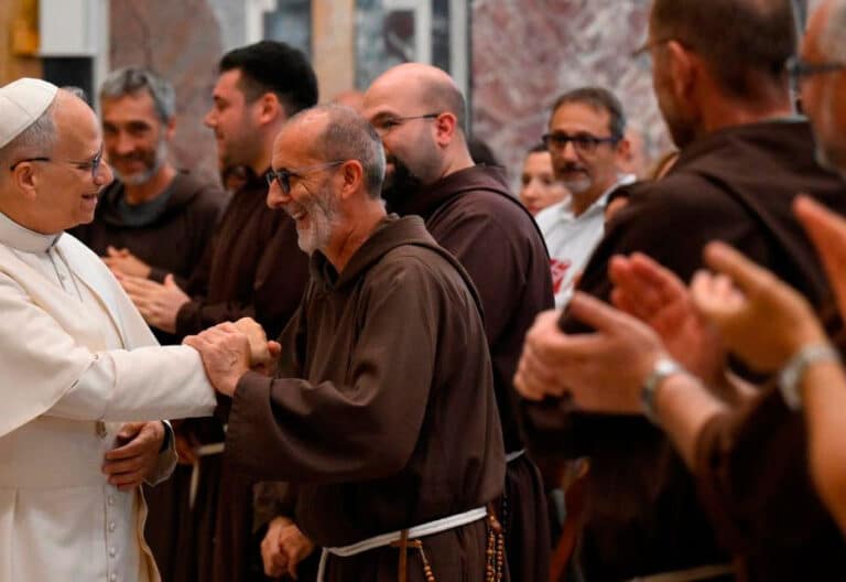 León XIV con los miembros de la Obra de San Francisco para los Pobres de Milán