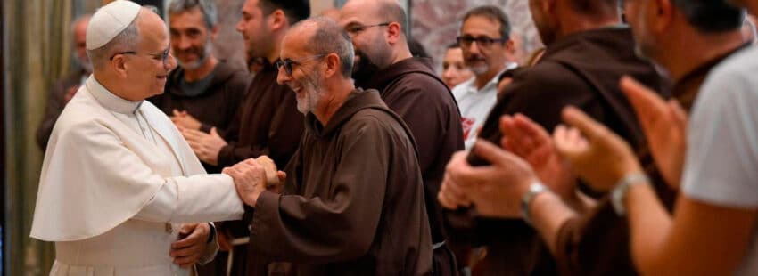 León XIV con los miembros de la Obra de San Francisco para los Pobres de Milán