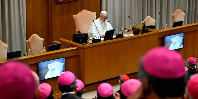 León XIV recibe a los obispos recién ordenados en el Vaticano