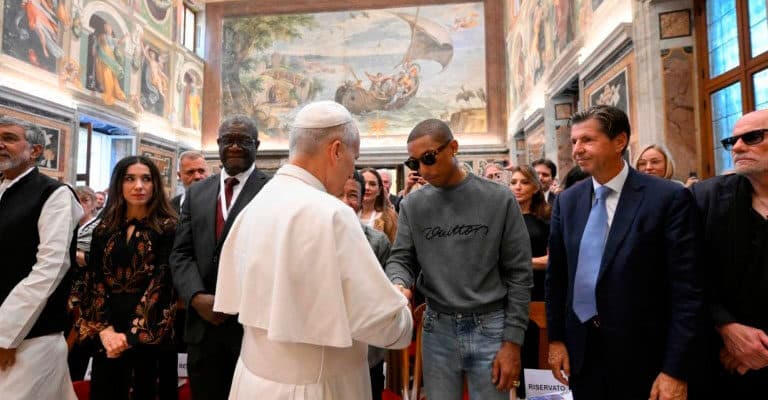 Pharrell Williams saluda al papa León XIV en la audiencia a los participantes en el III Encuentro