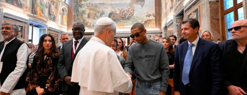 Pharrell Williams saluda al papa León XIV en la audiencia a los participantes en el III Encuentro