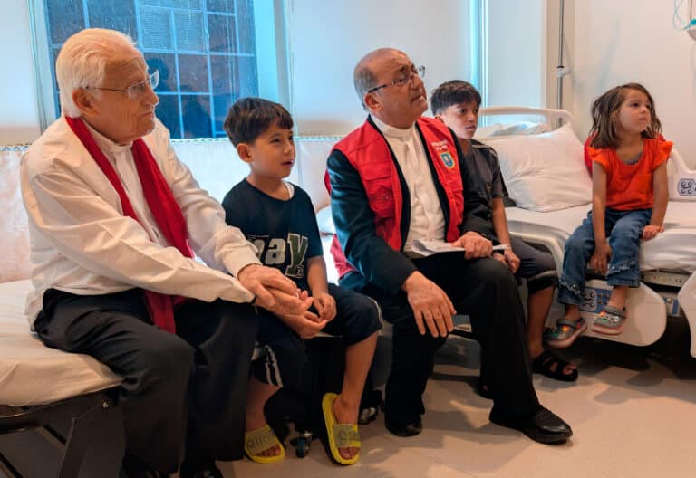 El Padre Ángel y un equipo de Mensajeros de la Paz, en su visita a Jordania