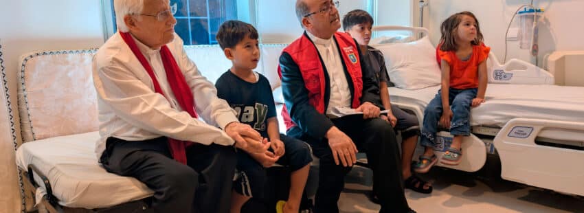 El Padre Ángel y un equipo de Mensajeros de la Paz, en su visita a Jordania