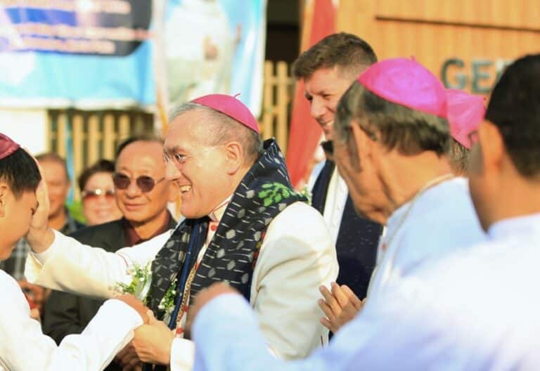 El nuncio Piero Pioppo