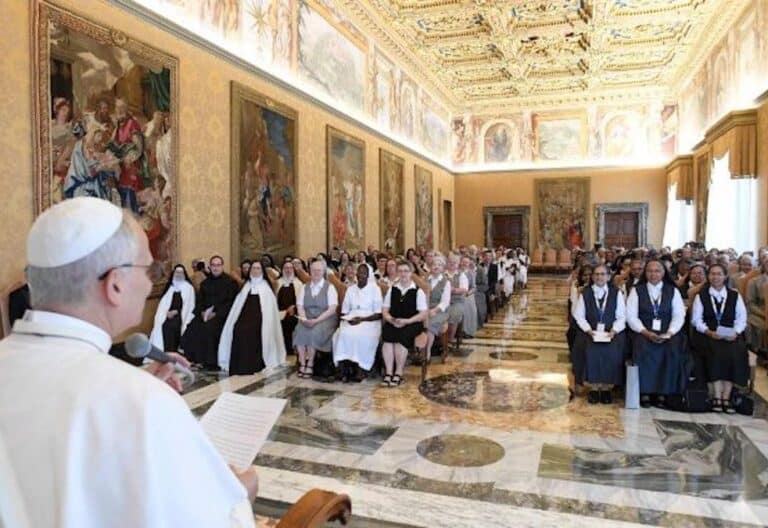 León XIV con las religiosas de tierra santa
