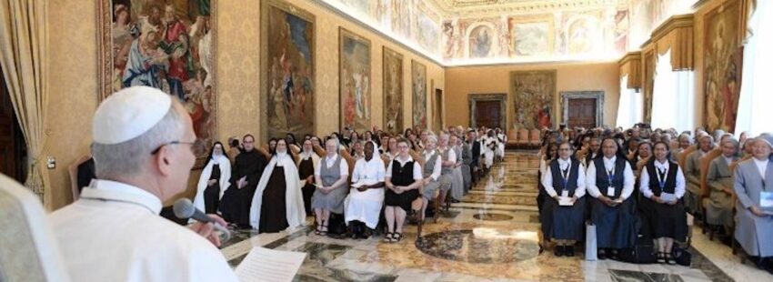 León XIV con las religiosas de tierra santa