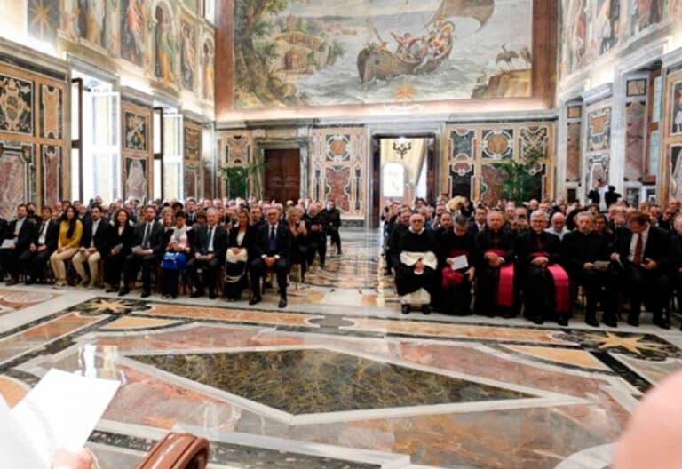 León XIV pide cultivar una “teología encarnada” ante los retos digitales