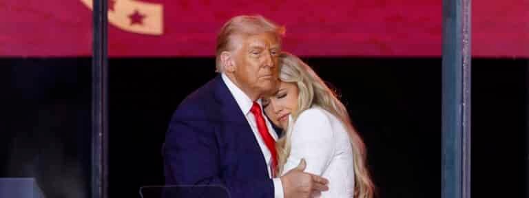 Donald Trump abraza a la viuda de Charlie Kirk