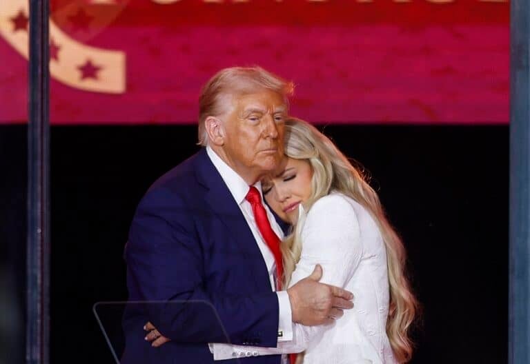 Donald Trump abraza a la viuda de Charlie Kirk