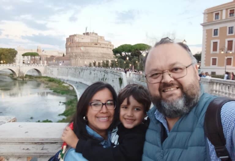 Carlos Nottaro, delegado de Migraciones de Tui-Vigo, con su familia en Roma por el Jubileo de los