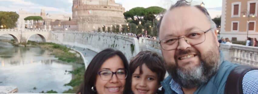 Carlos Nottaro, delegado de Migraciones de Tui-Vigo, con su familia en Roma por el Jubileo de los