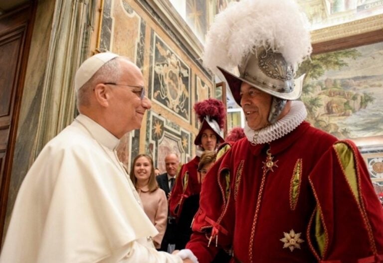 León XIV con la guardia suiza