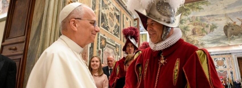 León XIV con la guardia suiza