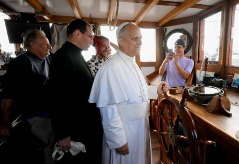 León XIV conversa con los jóvenes a bordo del Bel Espoir el viernes 17 de octubre de 2025