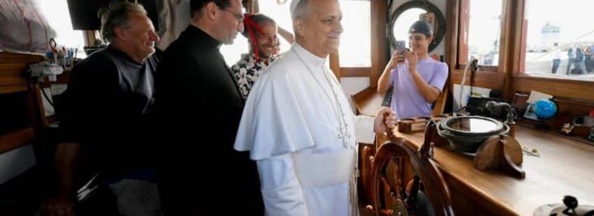 León XIV conversa con los jóvenes a bordo del Bel Espoir el viernes 17 de octubre de 2025