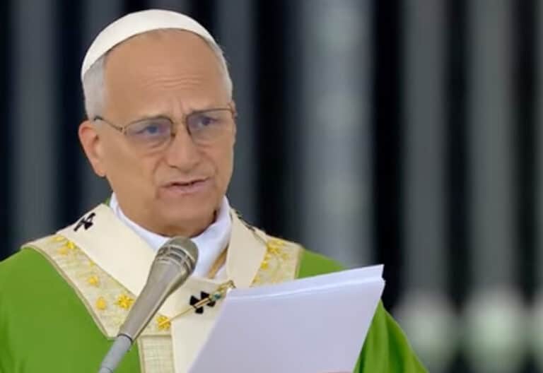 León XIV alerta contra las “formas de culto que no nos unen a los demás y nos anestesian el