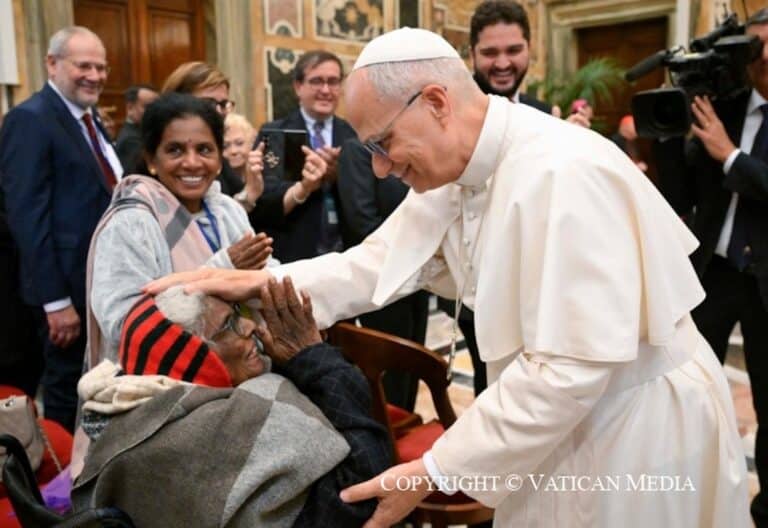 León XIV personas mayores