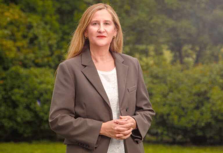 La escritora Luz Gabás