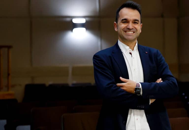 Manu Velasco, maestro, conferenciante y escritor