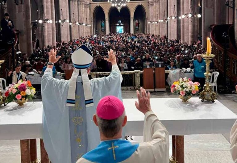 Los argentinos depositaron en María de Luján sus cansancios cotidianos, pero también sus