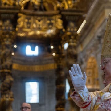 El cardenal Leo Raymond Burke preside la misa tridentina en la basílica de San Pedro