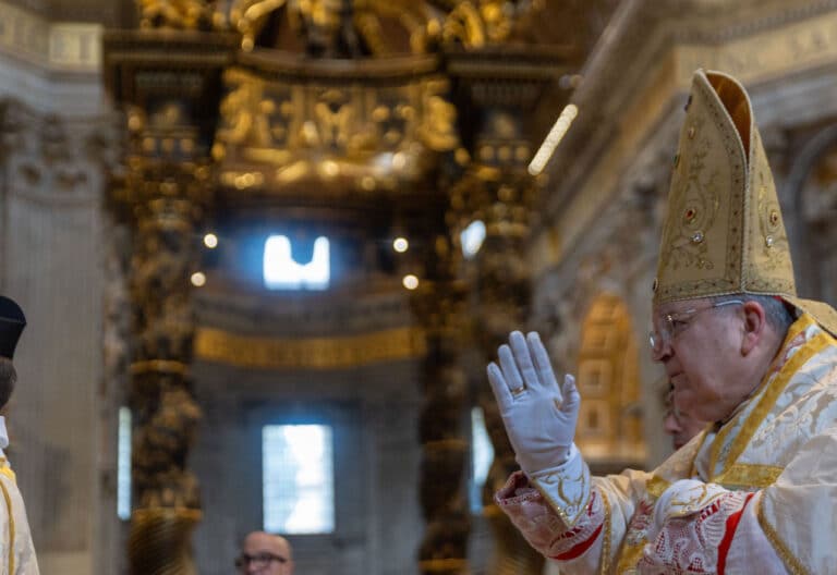 El cardenal Leo Raymond Burke preside la misa tridentina en la basílica de San Pedro