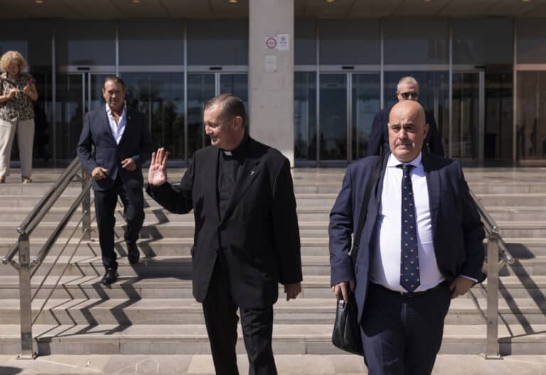 La Fiscalía pide tres años de cárcel para dos curas por un delito de odio contra migrantes y