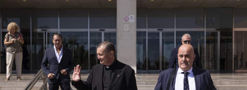 La Fiscalía pide tres años de cárcel para dos curas por un delito de odio contra migrantes y