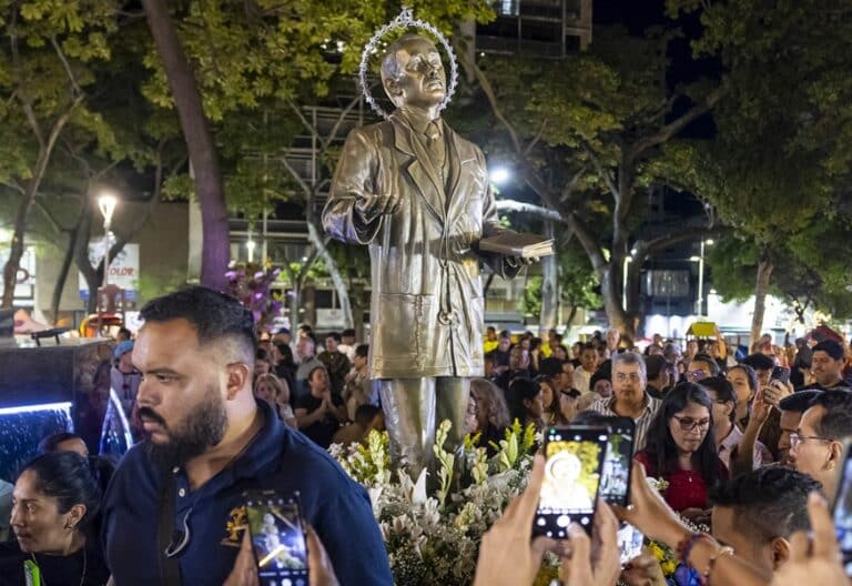 Un grupo de venezolanos rezan por la canonización de José Gregorio Hernández