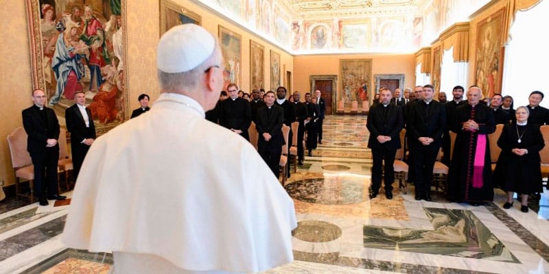 León XIV recibe a los miembros del Pontificio Colegio Portugués de Roma