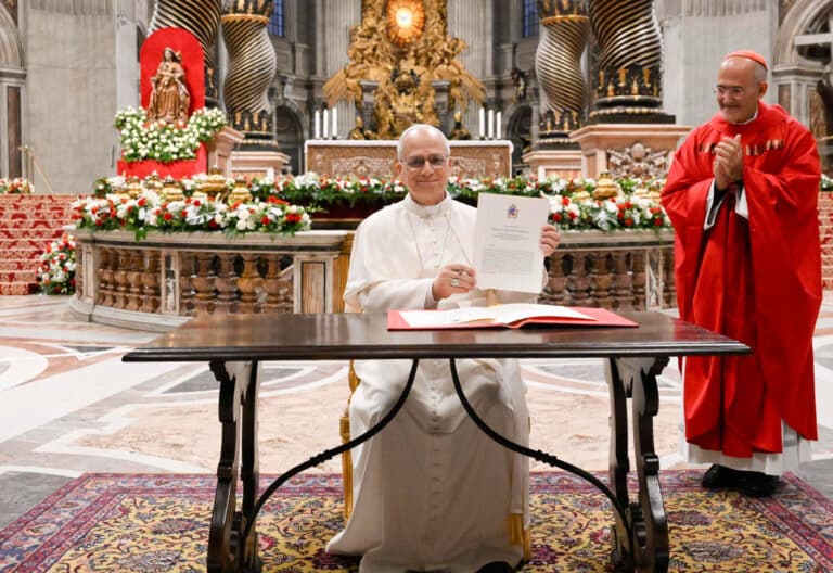 El papa León XIV firma la carta apostólica 'Trazando nuevos mapas de esperanza'