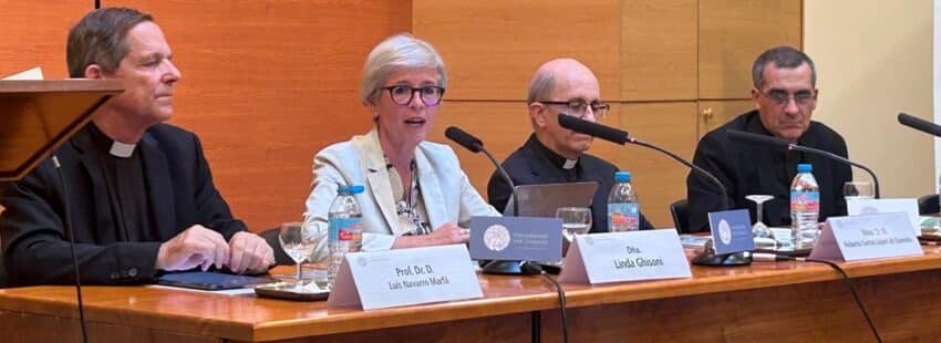 Linda Ghisoni, en la Universidad Eclesiástica San Dámaso