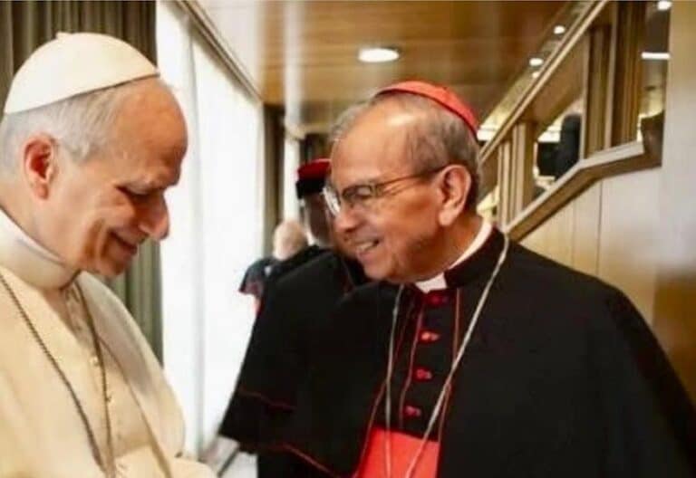 Papa León XIV y cardenal Rosa Chávez