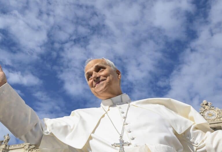 León XIV, durante una audiencia general en la Plaza de San Pedro
