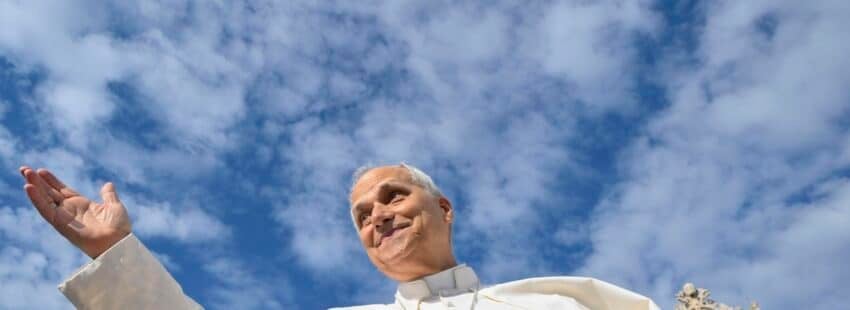 León XIV, durante una audiencia general en la Plaza de San Pedro