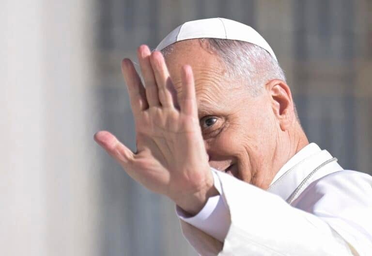 León XIV, durante una audiencia general en la Plaza de San Pedro